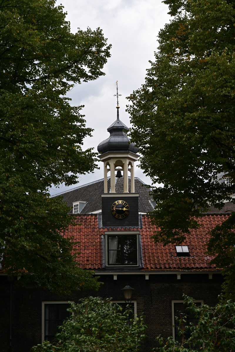 Gevelbeeld weeshuis Schiedam
