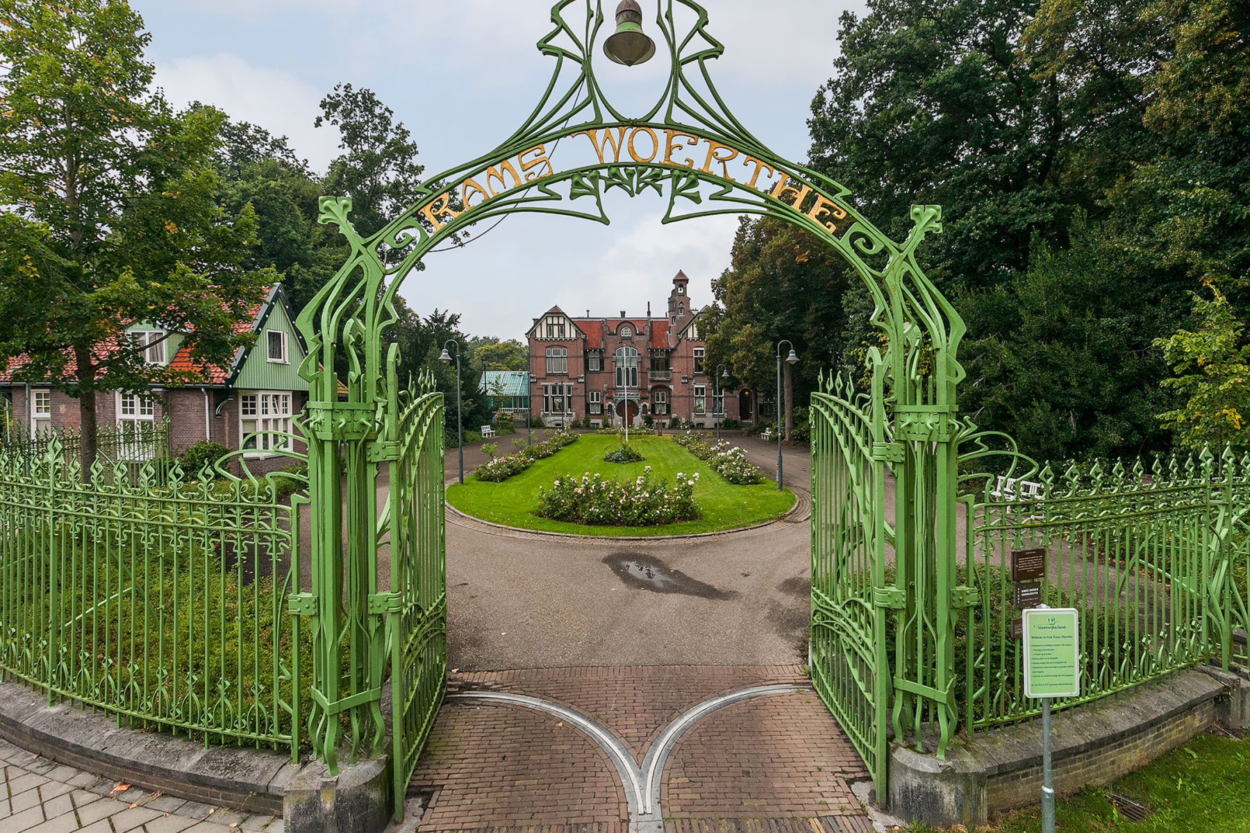 Rams Woerthe gevel met voortuin