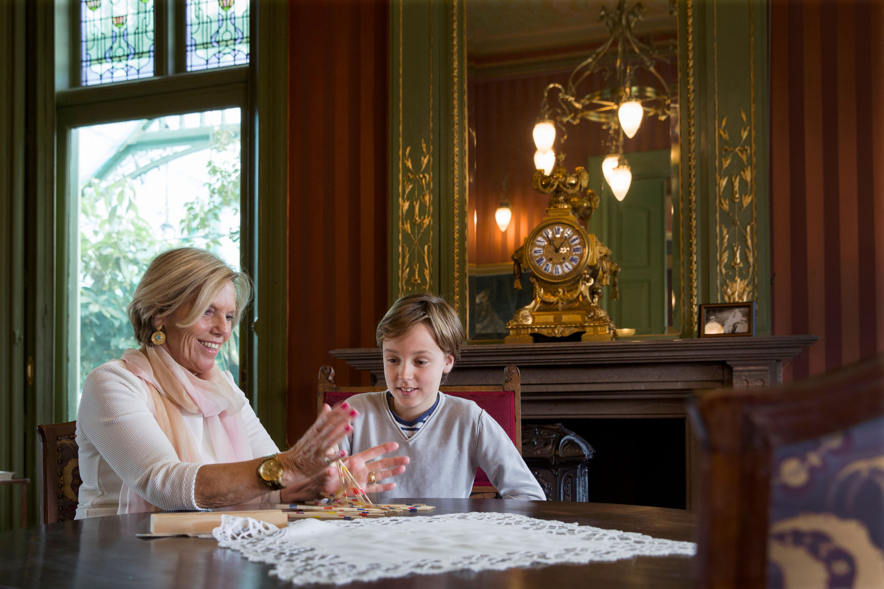 Spelletje spelen aan tafel