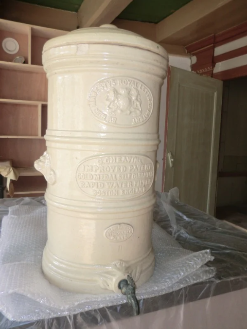 Victoriaanse keramische waterfilter uit Bolsward