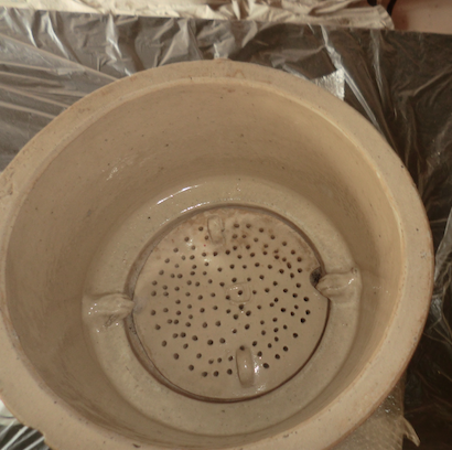 Victoriaanse keramische waterfilter uit Bolsward