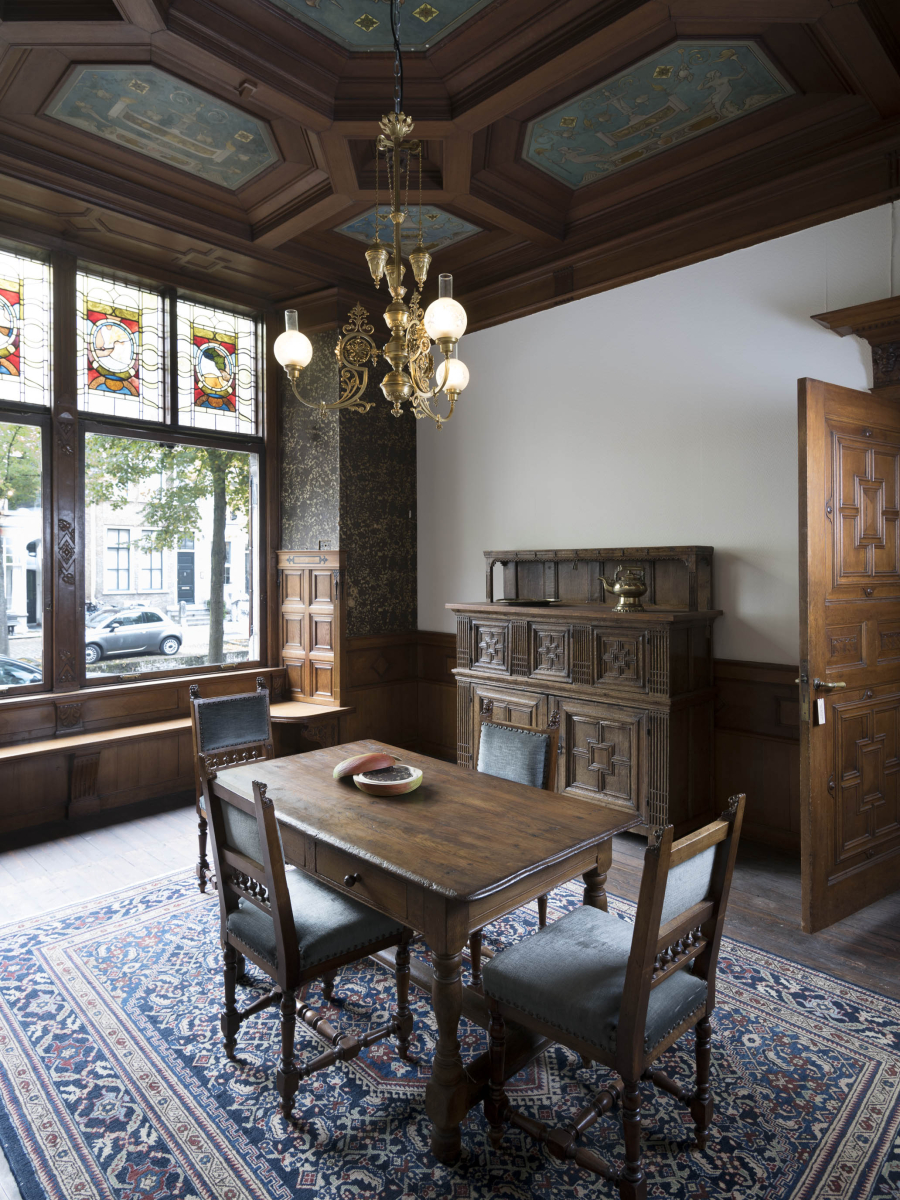 Voorkamer met raampartij