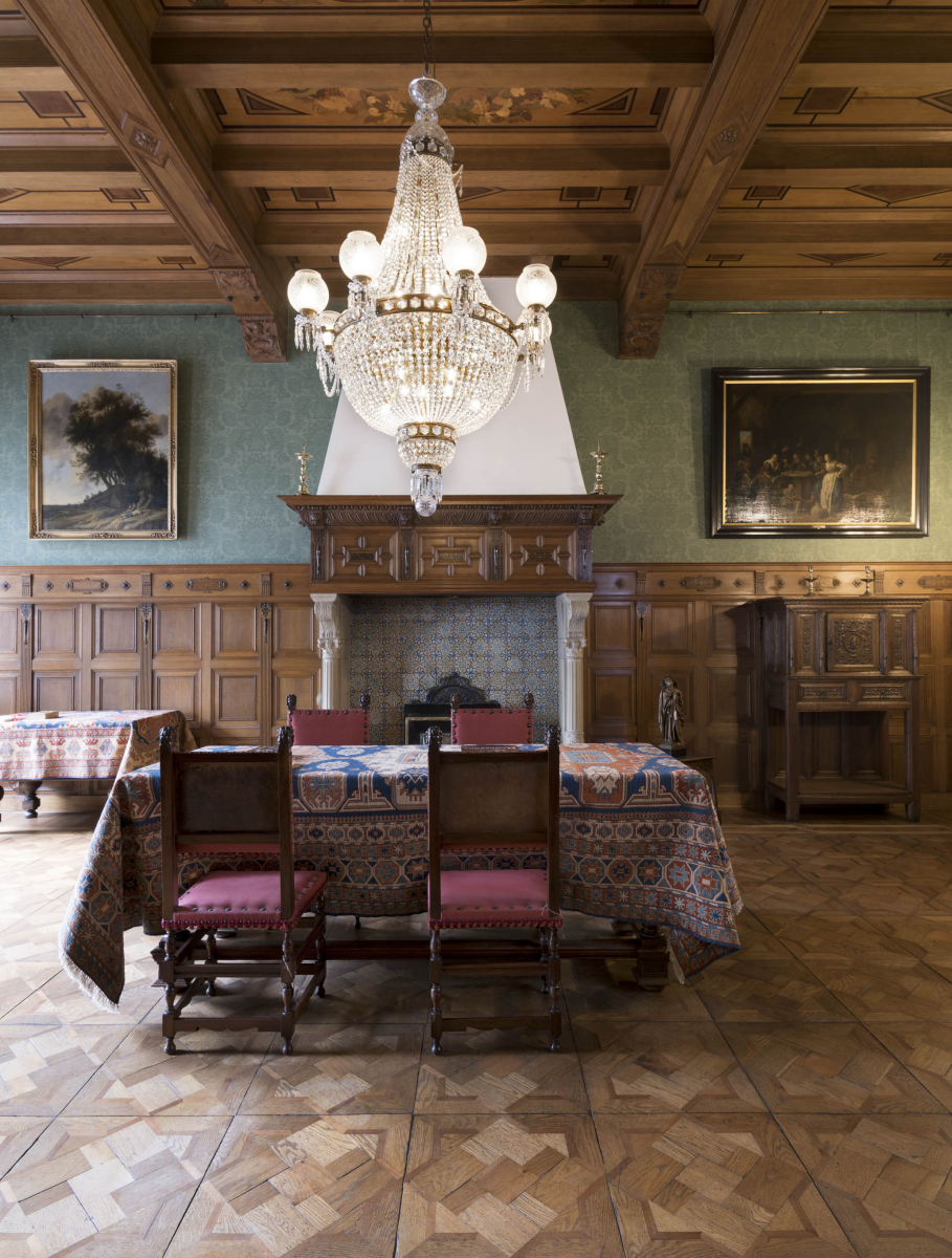 Voorkamer met kroonluchter