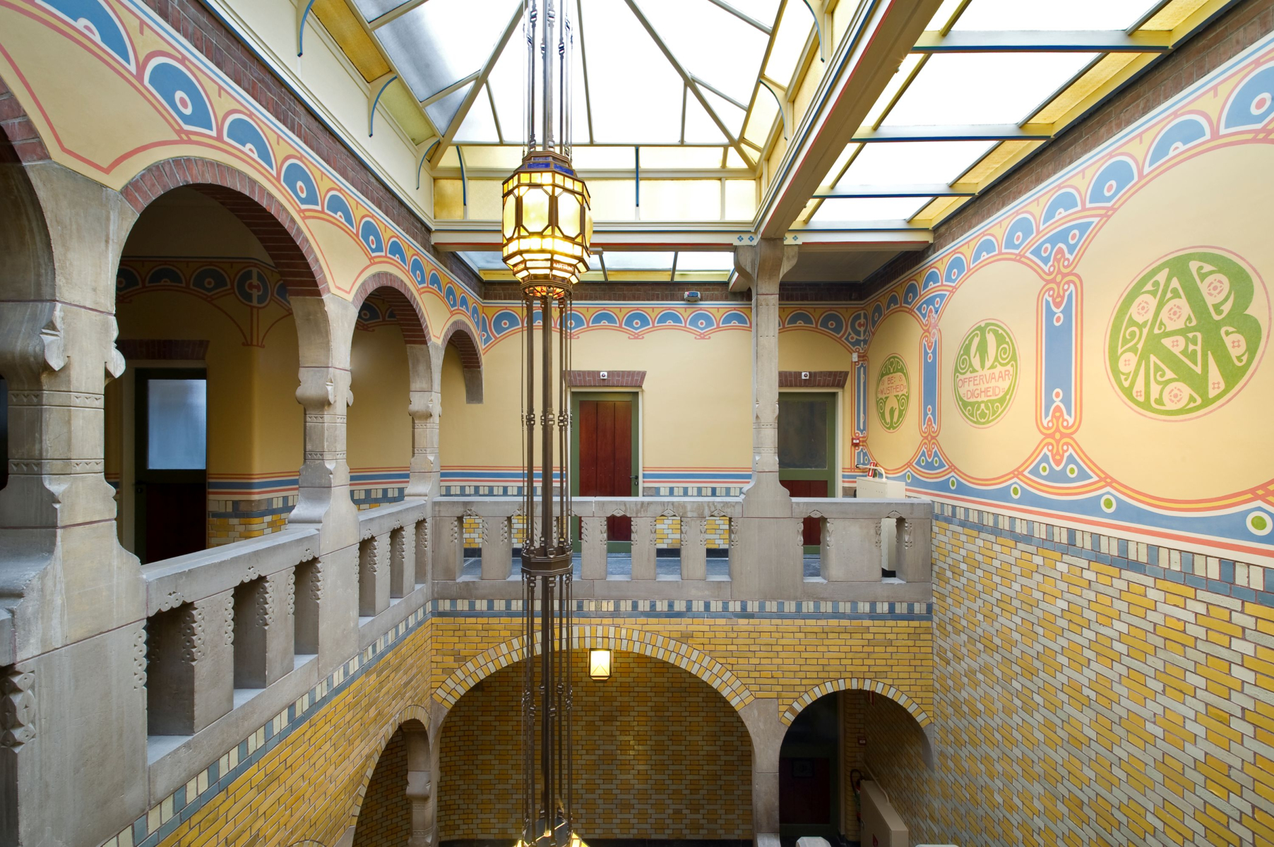 De vijf medaillons, teruggevonden tijdens de restauratie in 2010, verbeelden bewustzijn, offervaardigheid, de A.N.D.B., eenheid en standvastigheid.