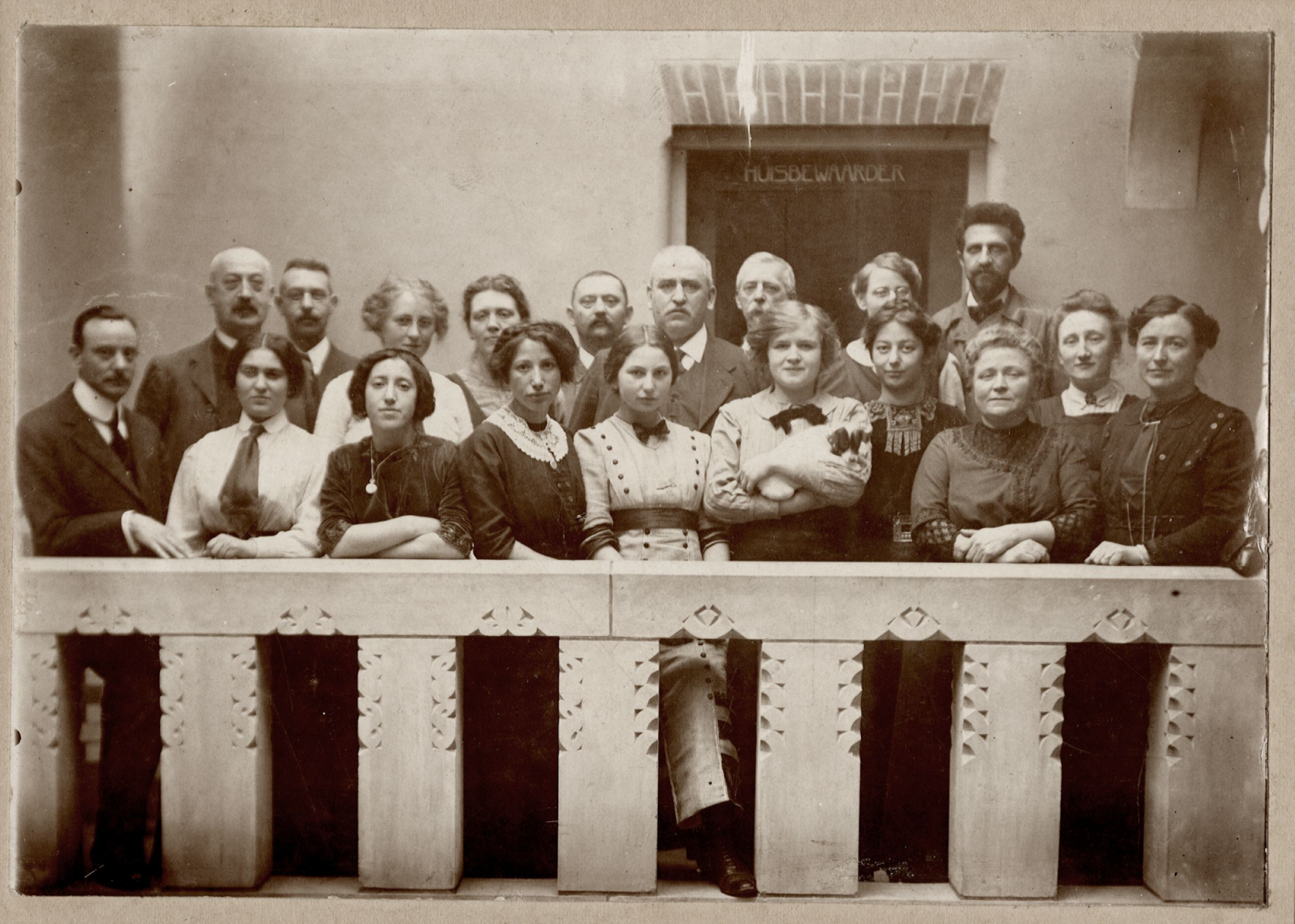 Groepsportret van medewerkers van de A.N.D.B. in de vestibule van De Burcht, 1904.