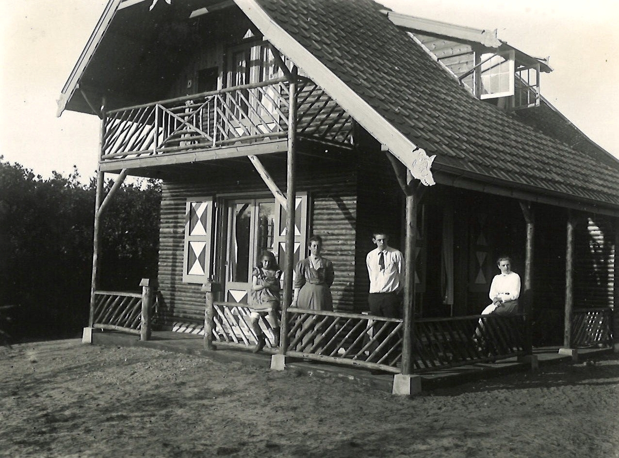 De familie Parqui bij het voltooide vakantiehuis in de zomer van 1910