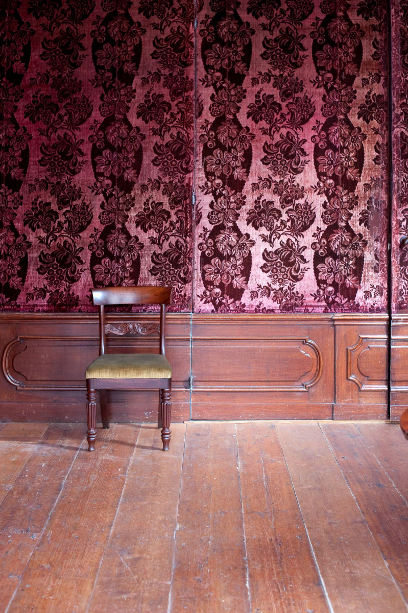 De gerestaureerde regentenkamer, met de rode wandbespanning weer volledig in het zicht.