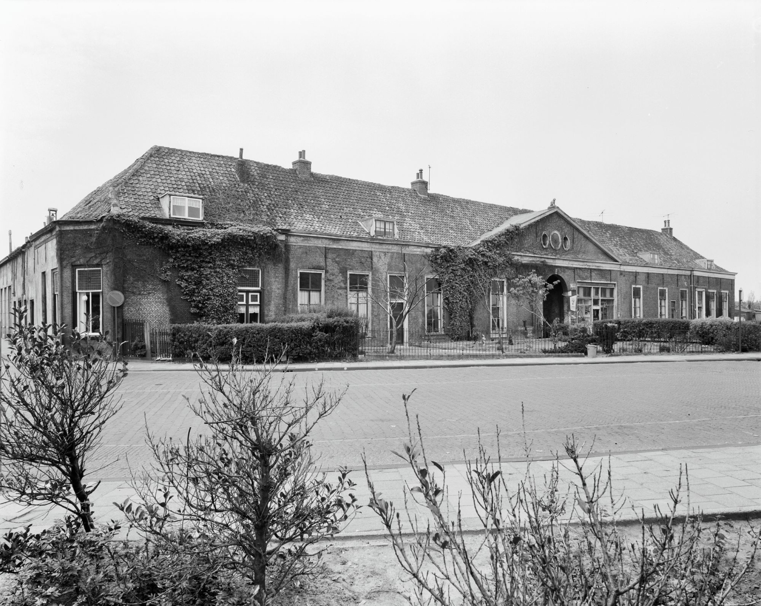 De voorgevel van de Nederhof in 1966. Van het oorspronkelijke zeventiende-eeuwse karakter nog maar weinig te herkennen. Foto: G.J. Dukker, RCE.