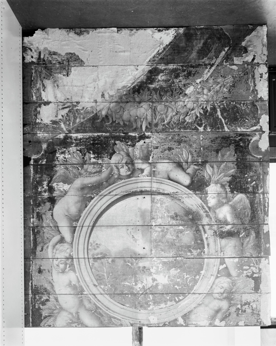Het bewaard gebleven fragment van de zeventiende-eeuwse wandbetimmering, met putti en festoenen.