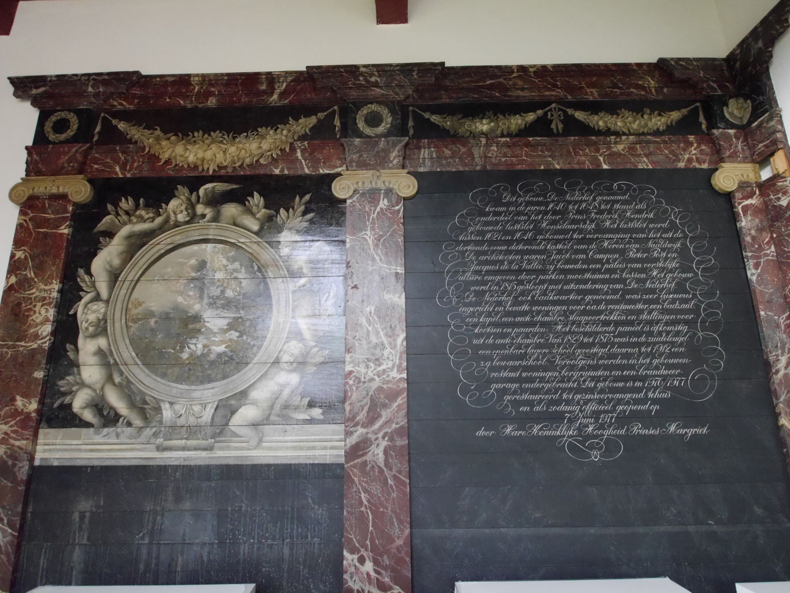 Een bewaard gebleven deel van de zeventiende-eeuwse wandbetimmering, opgenomen in een reconstructie van de oorspronkelijke wanddecoratie. De pilasters, wandbetimmering en lijsten waren oorspronkelijk gemarmerd: beschilderd om kostbaar marmer na te bootsen.