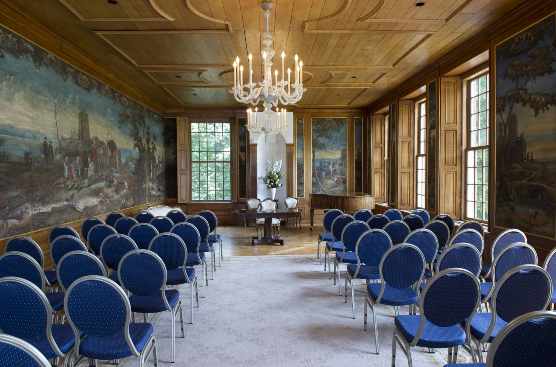 De raadzaal ontstond door drie voormalige slaapkamers samen te voegen.