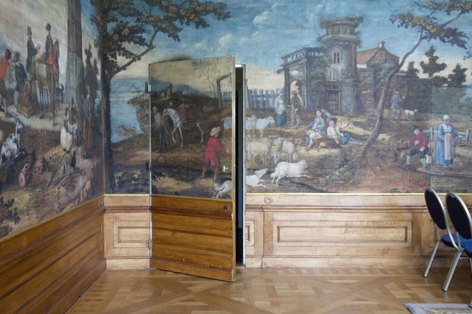 De zeldzame beschilderde behangsels uit Delft imiteren wandtapijten.