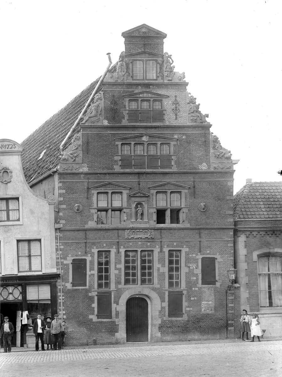 Het St. Jans Gasthuis rond 1900, toen het gebouw in gebruik was als kleding- en wapenmagazijn van het Hoornse garnizoen.