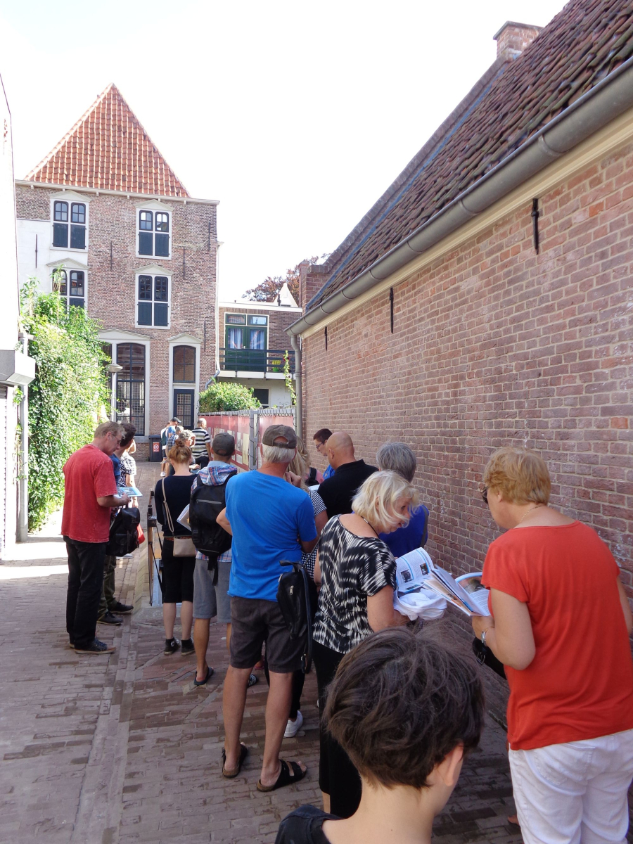 Bezoekers bij de watergang tijdens Open Monumentendag in 2016.