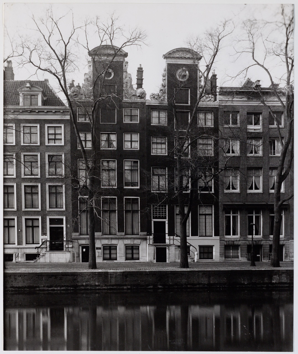 Herengracht 532–524 omstreeks 1940. Achter de ramen is papiertape aangebracht om glasschade bij bombardementen te voorkomen.