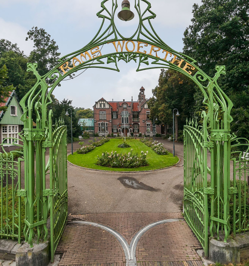 Rams Woerthe gevel met voortuin