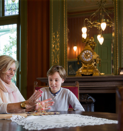 Spelletje spelen aan tafel