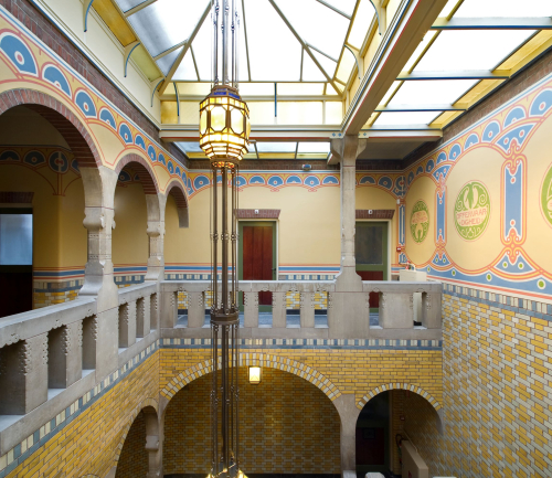 De vijf medaillons, teruggevonden tijdens de restauratie in 2010, verbeelden bewustzijn, offervaardigheid, de A.N.D.B., eenheid en standvastigheid.