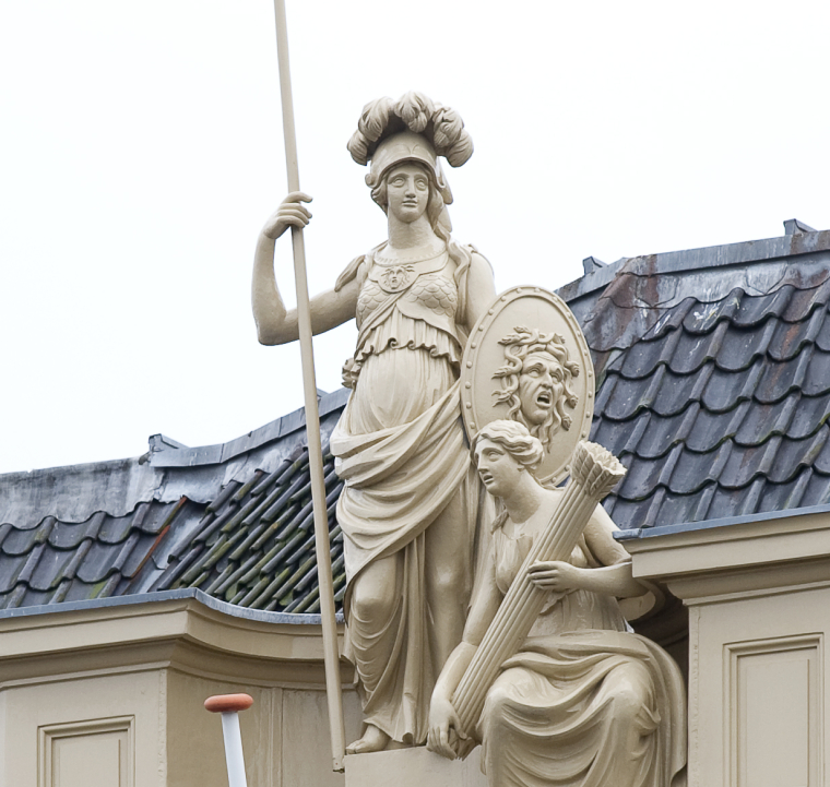 Standbeeld gevel Minerva