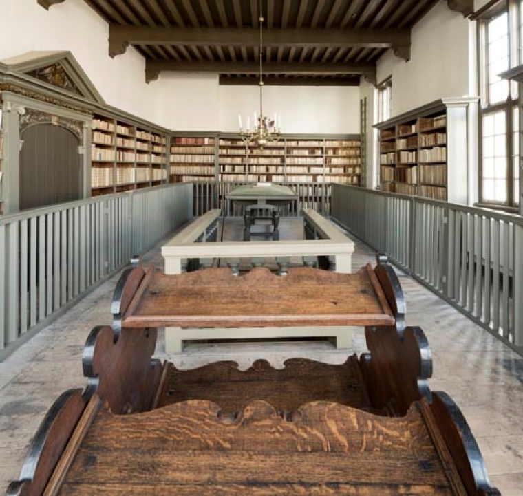De boekenkasten worden van de middenruimte gescheiden door een houten balustrade, zodat bezoekers niet zelf boeken uit de kasten konden nemen.
