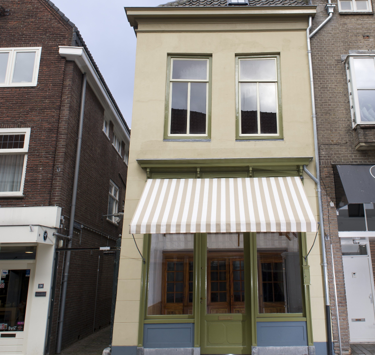 De huidige voorgevel dateert uit de 19e eeuw, maar achter deze gevel gaat een veel ouder huis schuil.