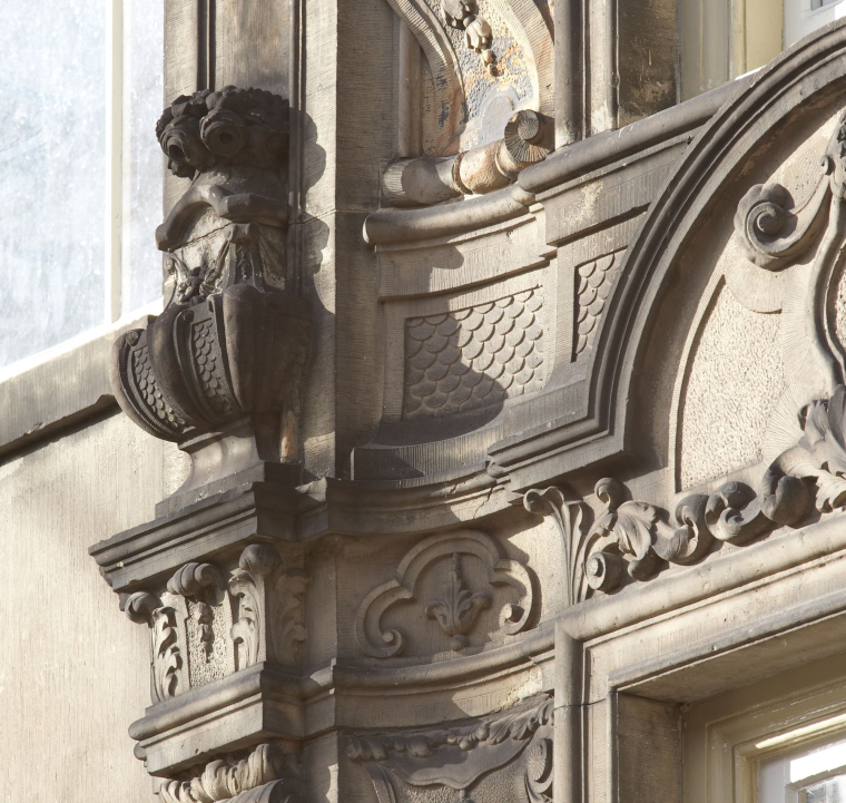 Detail van de zandstenen gevel van Huis van Brienen, aangebracht tijdens de verbouwing van 1728.