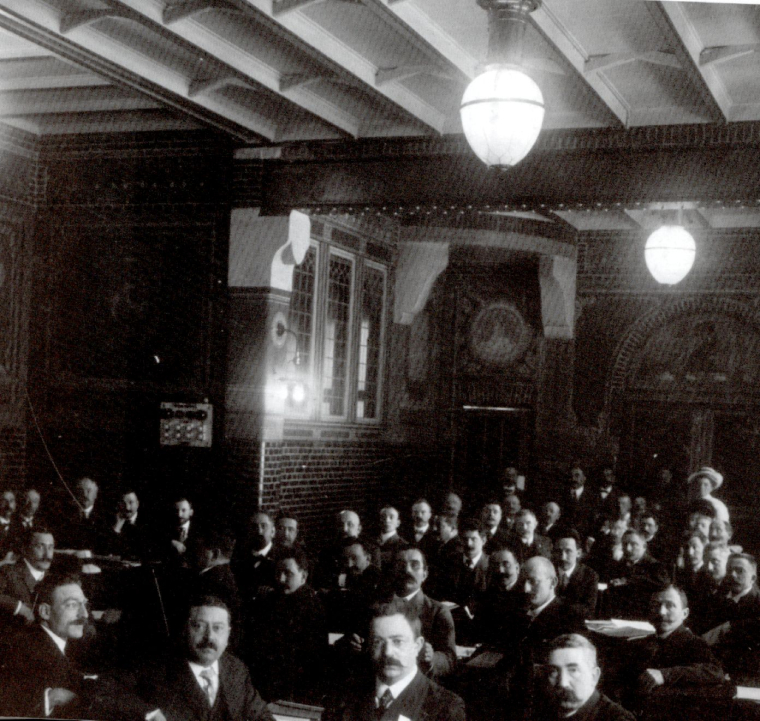 Bijeenkomst van de Algemene Nederlandsche Diamantbewerkersbond (A.N.D.B.) in de Bondsraadzaal, 1913.