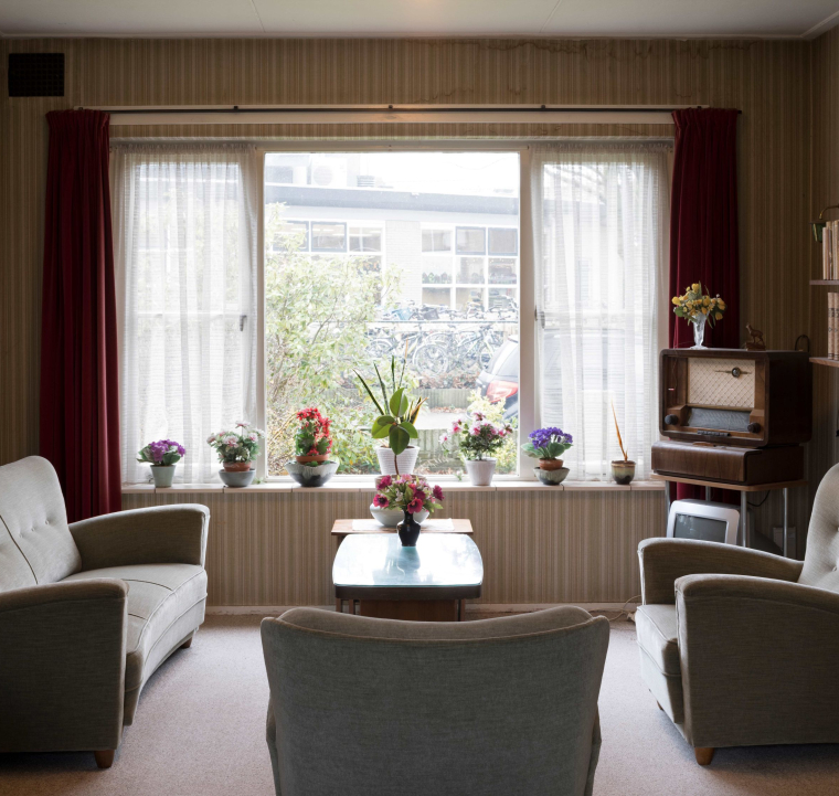 Een alledaagse woonkamer die uitzonderlijk compleet bewaard is gebleven.
