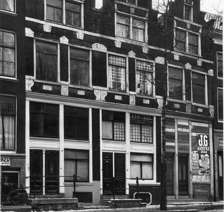 De drie gevels in 1930. Vooral het benedenhuis van De Seeman, nummer 91, was in zeer slechte staat.