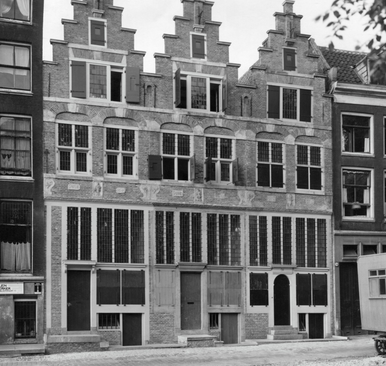 Voorgevels vanaf overzijde, kort na de restauratie