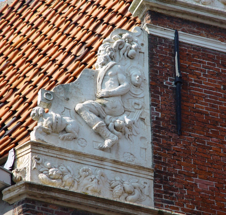 Een van de zes gebeeldhouwde klauwstukken van de renaissancegevel, elk met een manshoge figuur.