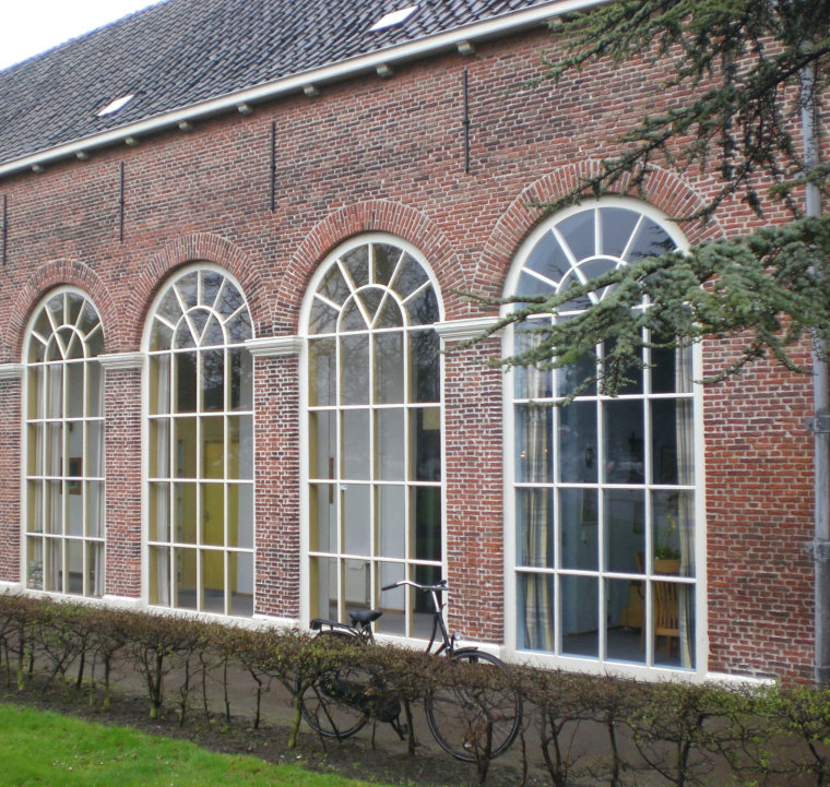De voormalige tuingalerij, in de zeventiende eeuw nog open met vijftien bogen. Achter de later dichtgemaakte bogen zijn nu meerdere woningen.