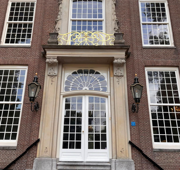 Gevel met verguld hekwerk