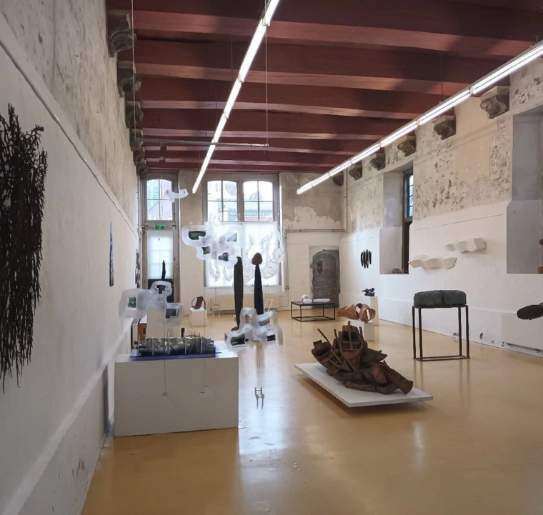 Expositieruimte met recht 16e eeuws poortje